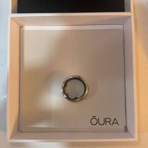Oura ring- Size 8, Heritage Silver US 8
